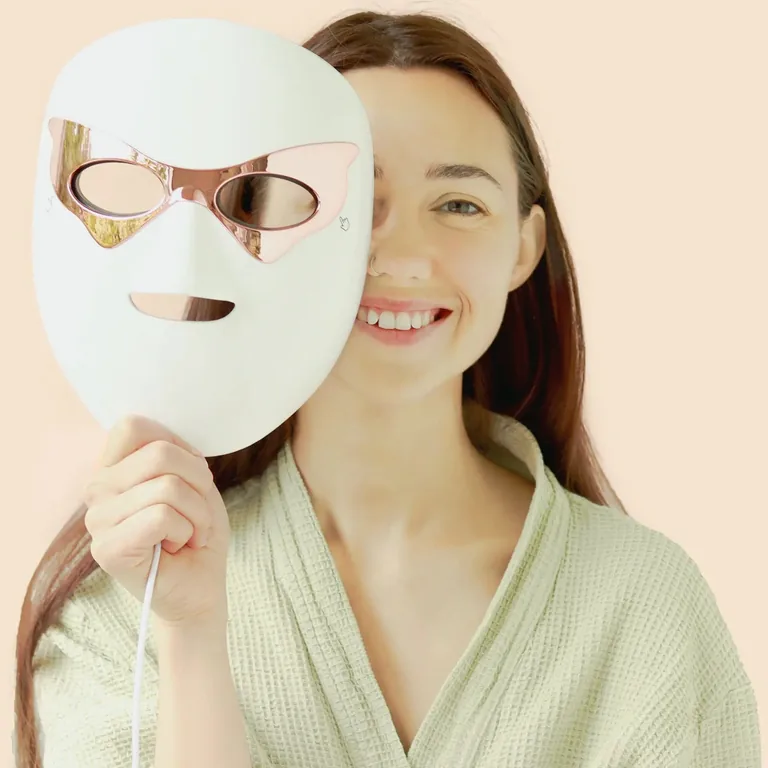 Modell holder PROSILK LED-maske